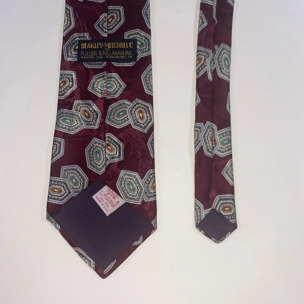 Park Avenue Mens Silk Tie Burgundy Geometric Medallion Made in USA‎ 2857